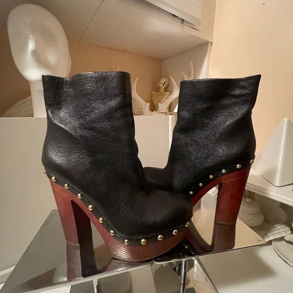 BCBG LEATHER HEELED BOOTS